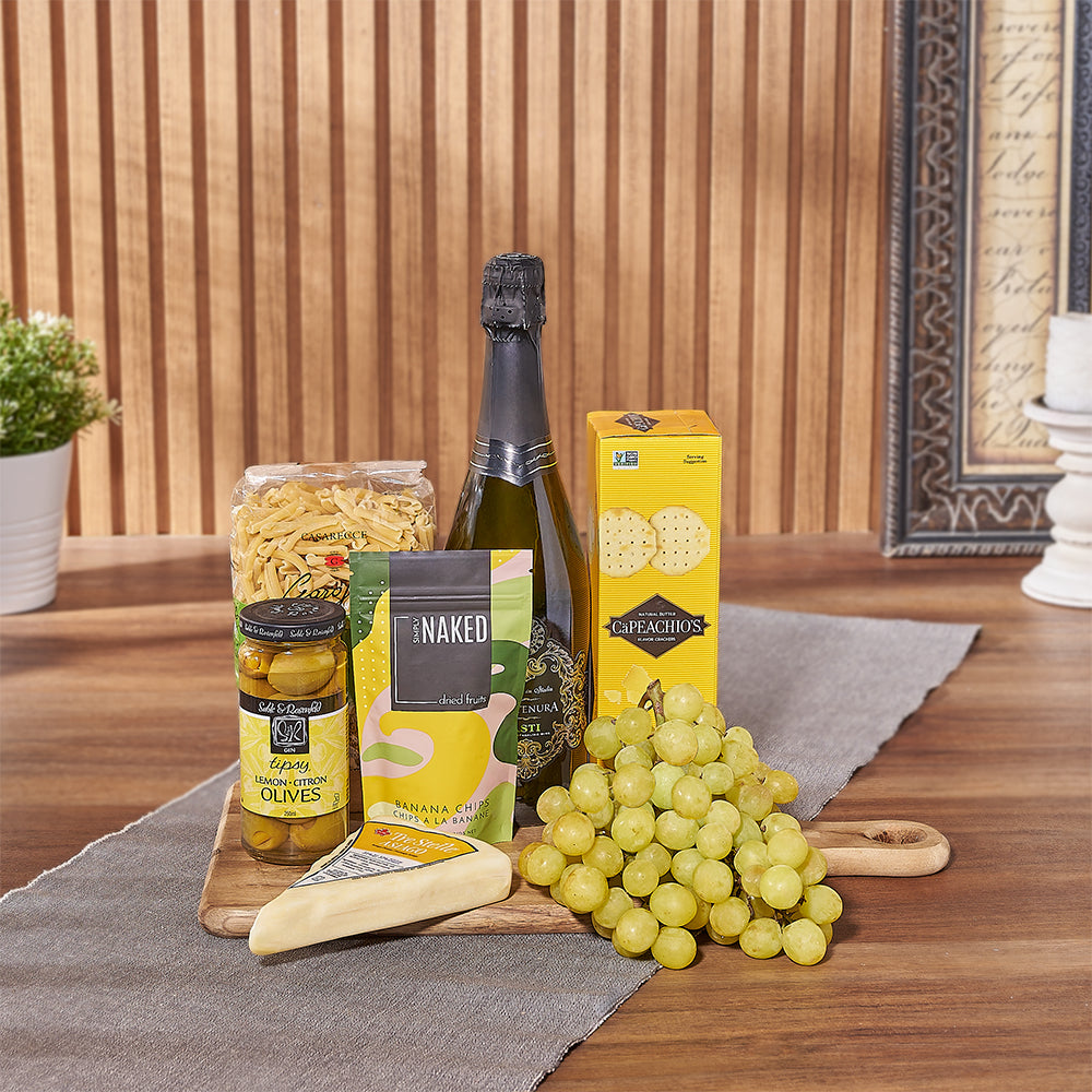 Kosher Sparkling Wine and Gourmet Snack Basket for New Year – how the gift is presented