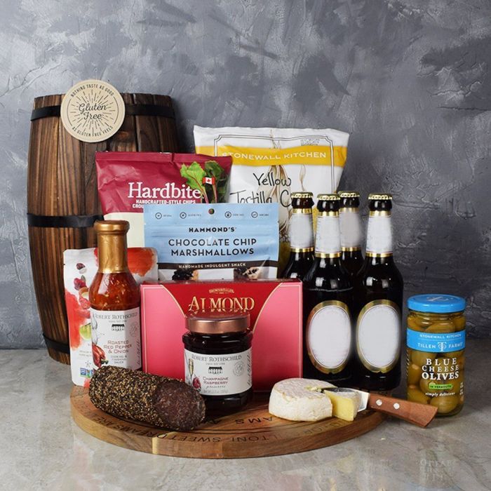 Beer Gift Basket with Acacia Cheeseboard – how the gift is presented
