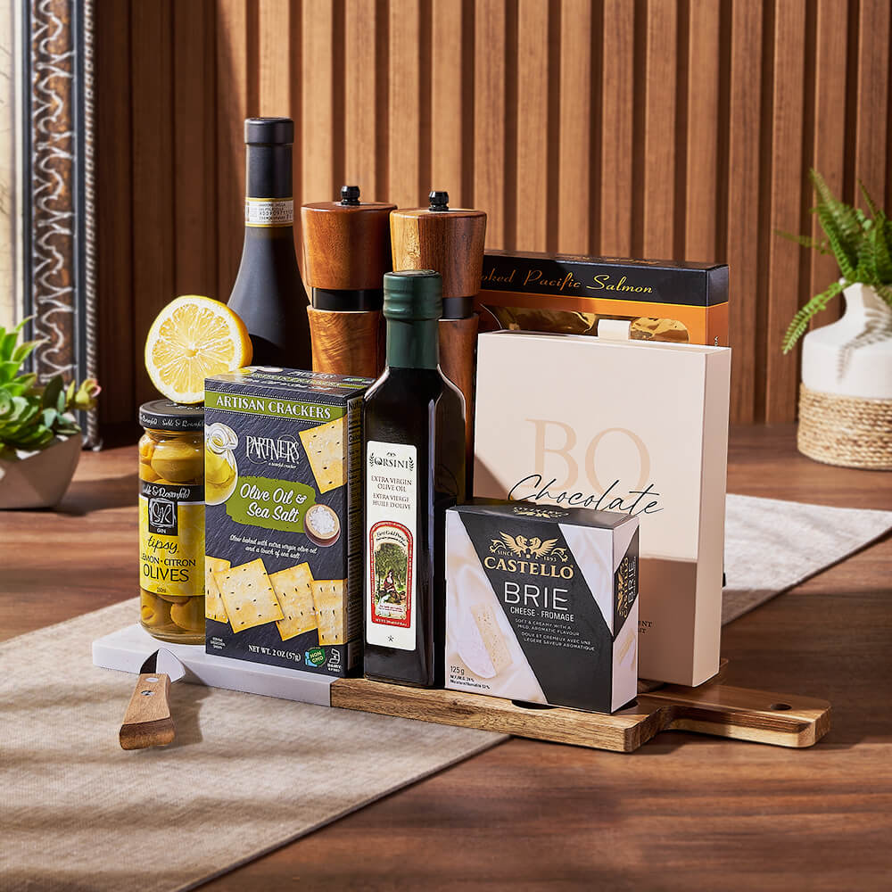 Wine Basket with Salmon and Brie – how the gift is presented