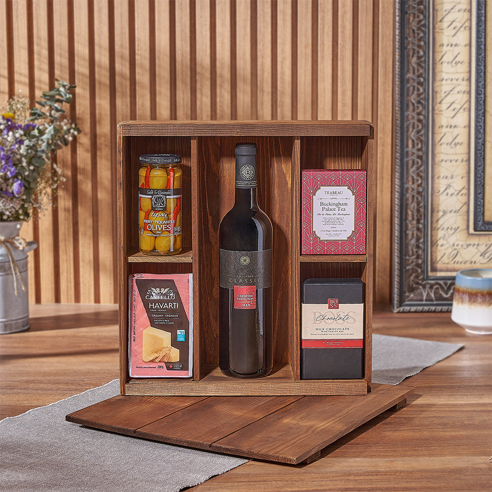 Kosher Wine Gift Box with Gourmet Treats in Wooden Decanter – how the gift is presented
