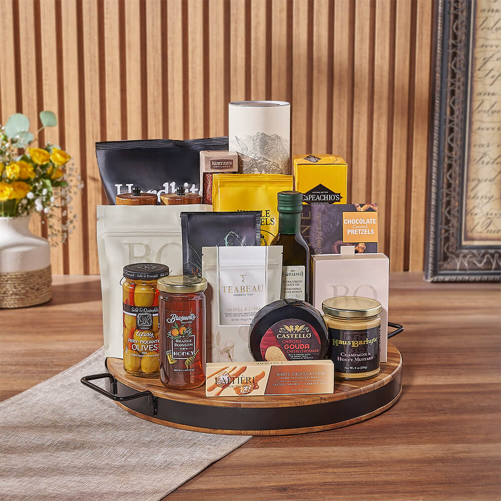Classic Whiskey Basket with Artisan Treats and Serving Board – how the gift is presented